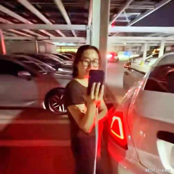 杠杆配资助手网 广州劳斯莱斯车主遭遇人肉占车位，占位女子反叫嚣：有本事发网上